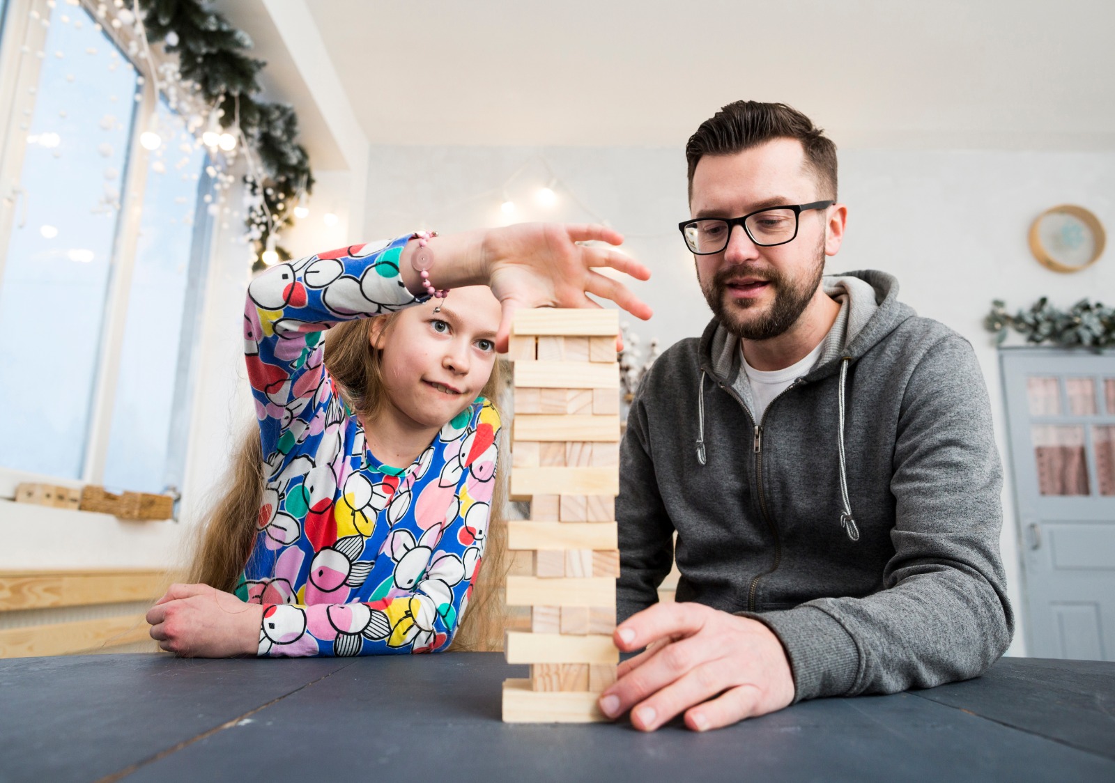 YETİŞKİN KILIĞINDAKİ ÇOCUKLAR